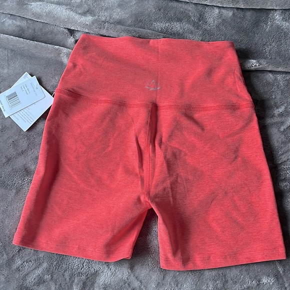 NWOT Beyond Yoga bike shorts coral pink - Picture 3 of 5